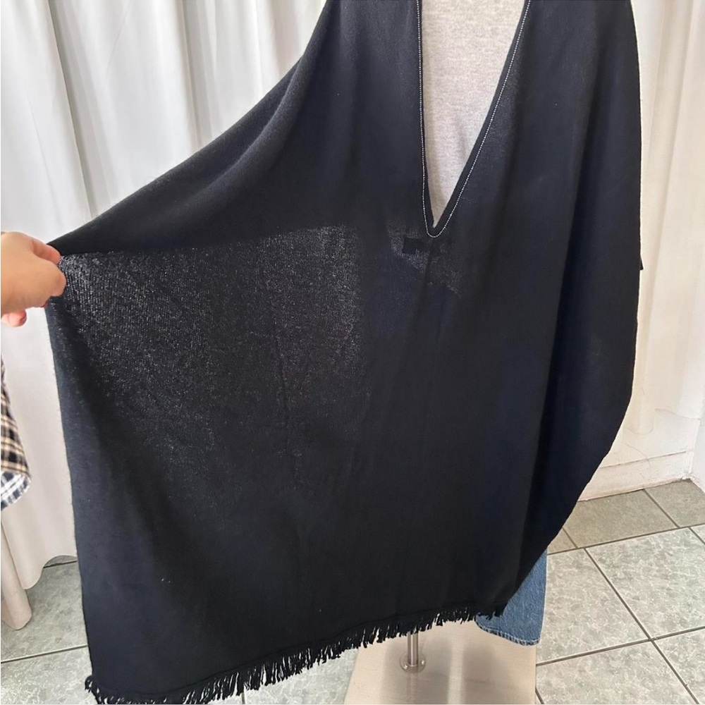 Black Neiman Marcus cashmere fringe cape one size. - Picture 7 of 8
